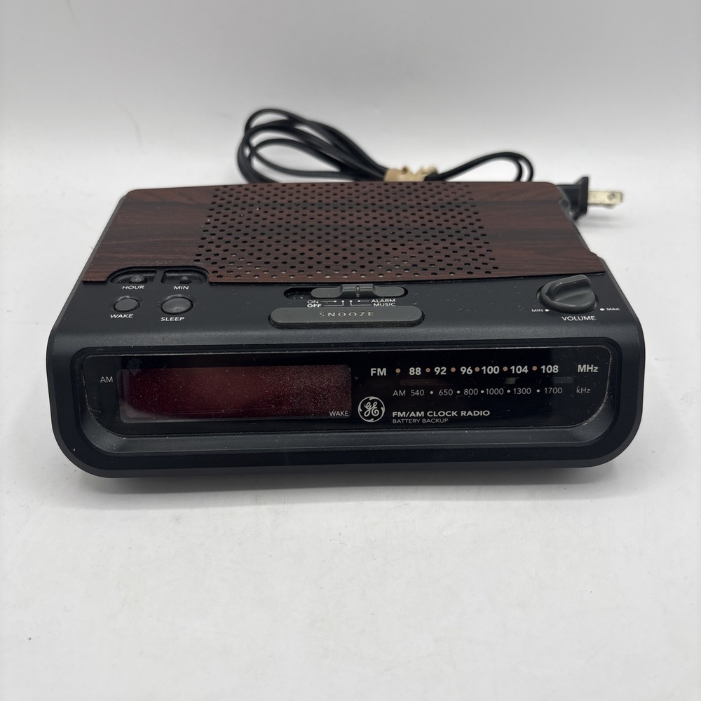 GE 7-4613A FM/AM Digital Alarm Clock Radio • Red LED • Woodgrain • Vintage